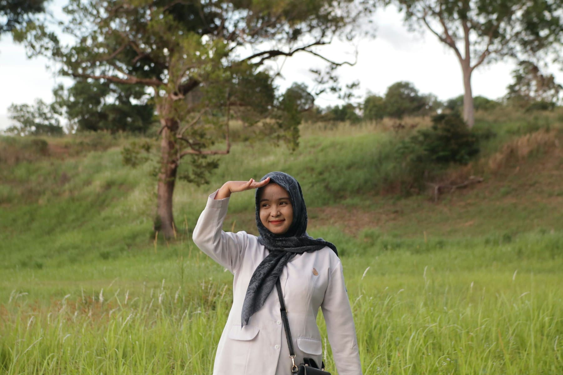 Guru perempuan di area hijau